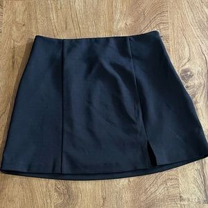 Forever21 skirt small slit detail. Side zipper.